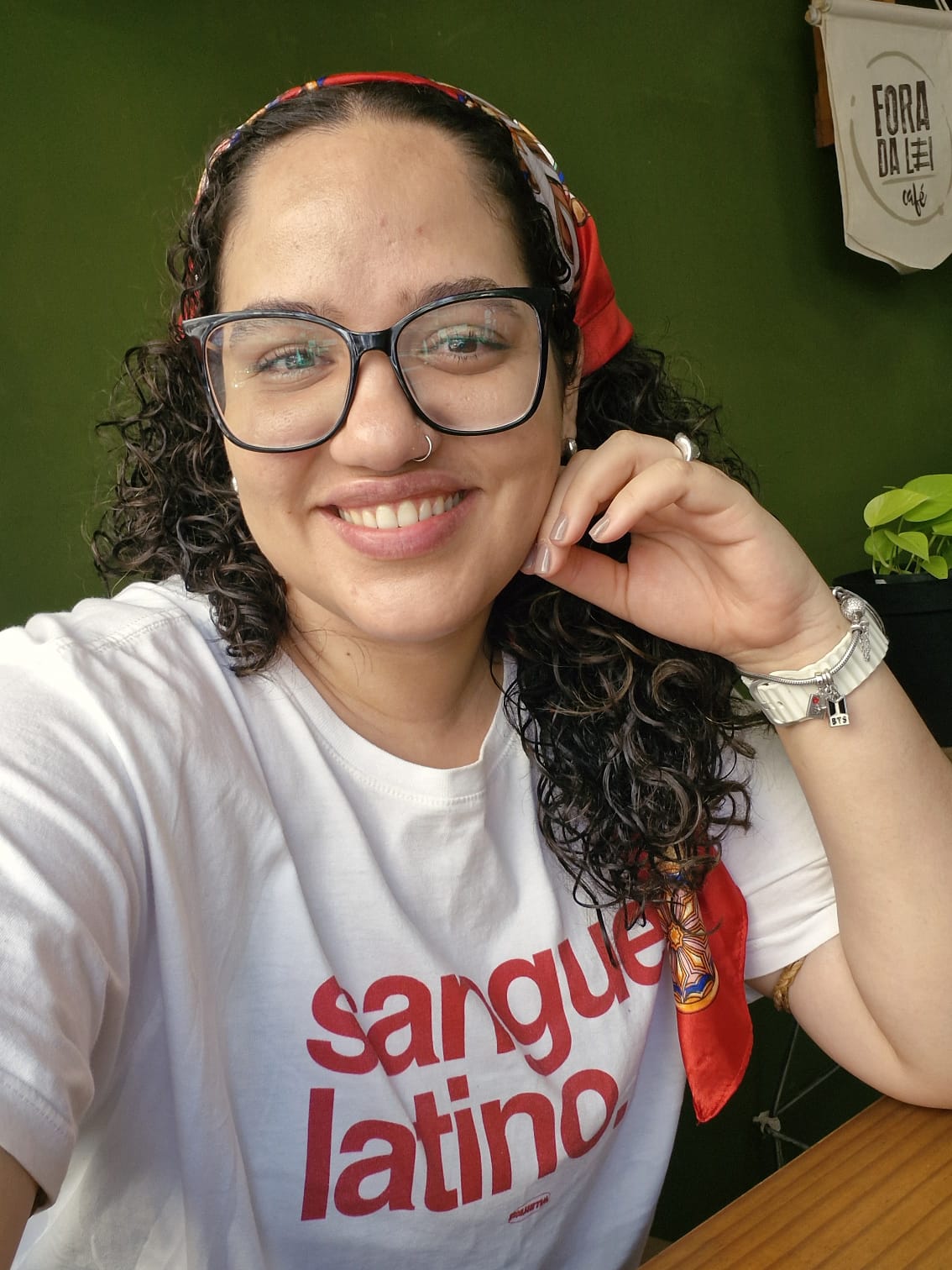 Professora Prisciele sorrindo - especialista em ensino de espanhol para brasileiros